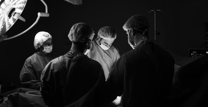 Photo Veterinarian performing surgery