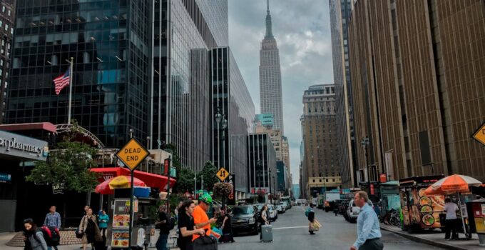 Photo "The Ethics of AI Photo Enhancement: When Does Improvement Become Manipulation?"