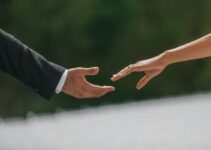 How to Use Body Language to Improve Professional Relationships