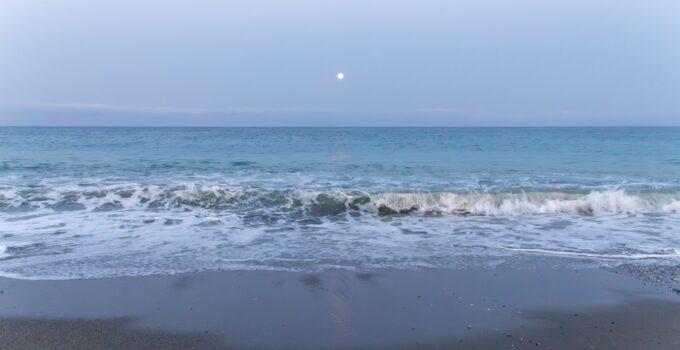 How to Understand How the Moon Affects Our Oceans and Daily Life